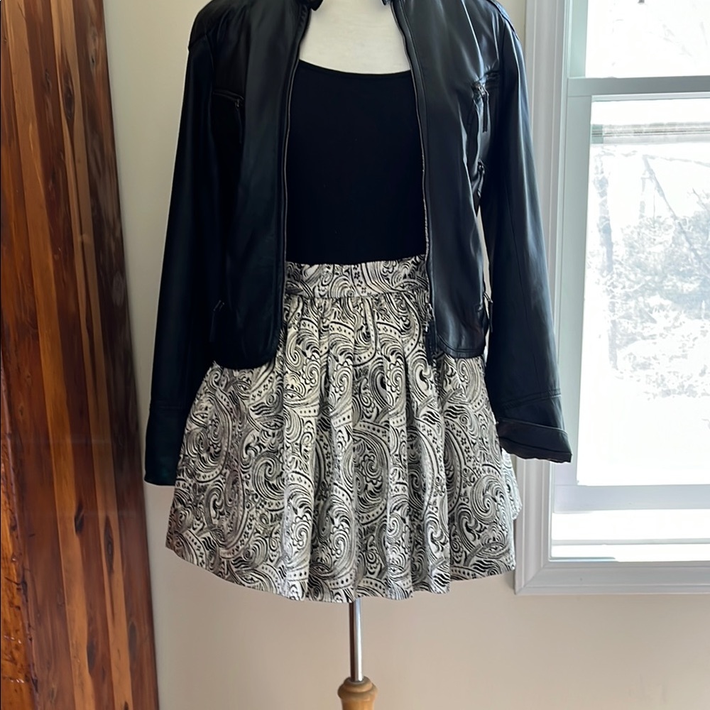 BEBE Mini Cocktail skirt Metallic Paisley Black and Tan Skirt Size 6